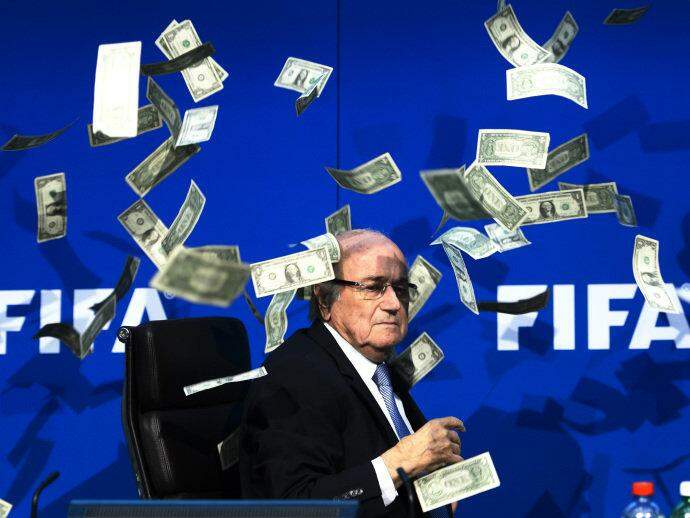 Comediante vai responder à Justiça suíça por jogar dinheiro falso em Blatter
