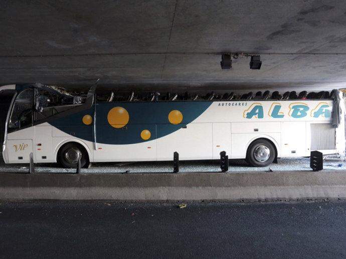 Ônibus tenta atravessar túnel baixo e deixa 28 passageiros feridos na França