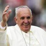 Papa sobrevoa o Brasil e deseja ‘futuro feliz’ ao país