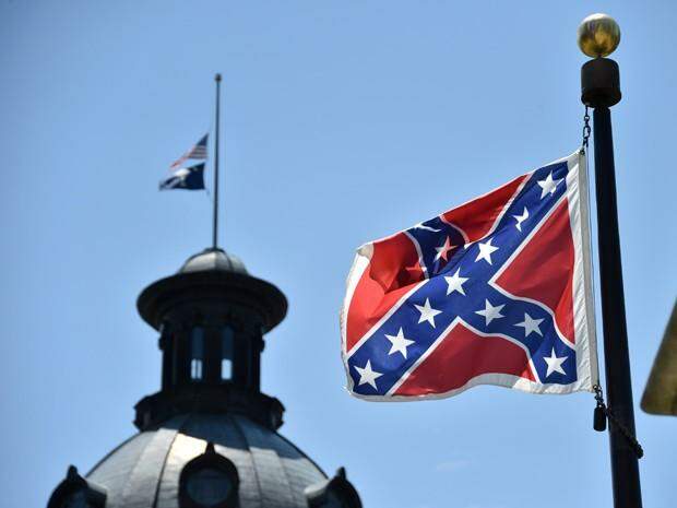 Bandeira confederada é removida dos jardins do Capitólio da Carolina do Sul