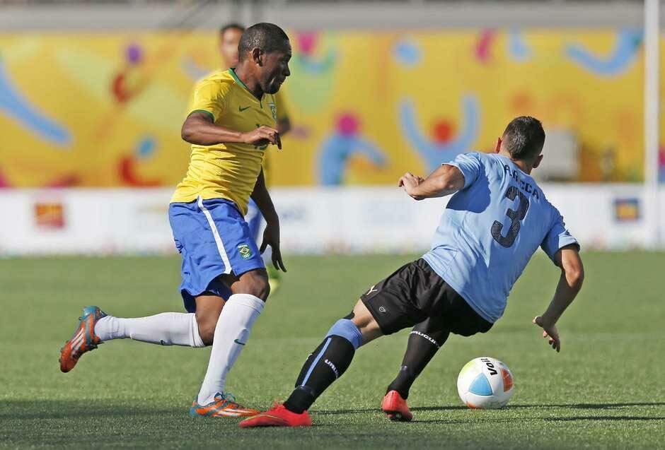 Brasil sofre virada do Uruguai em 2min e perde vaga em final