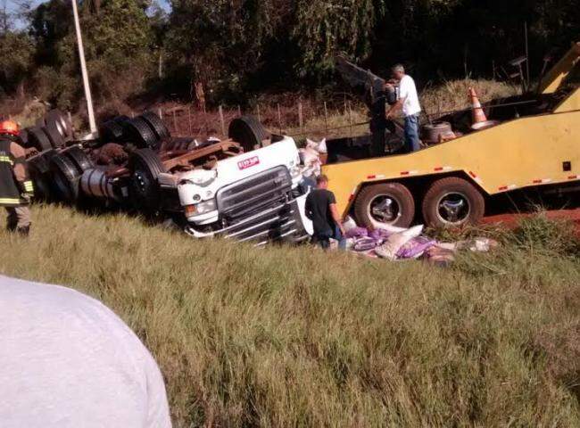 Polícia identifica motorista de caminhão que morreu em acidente na MS-338