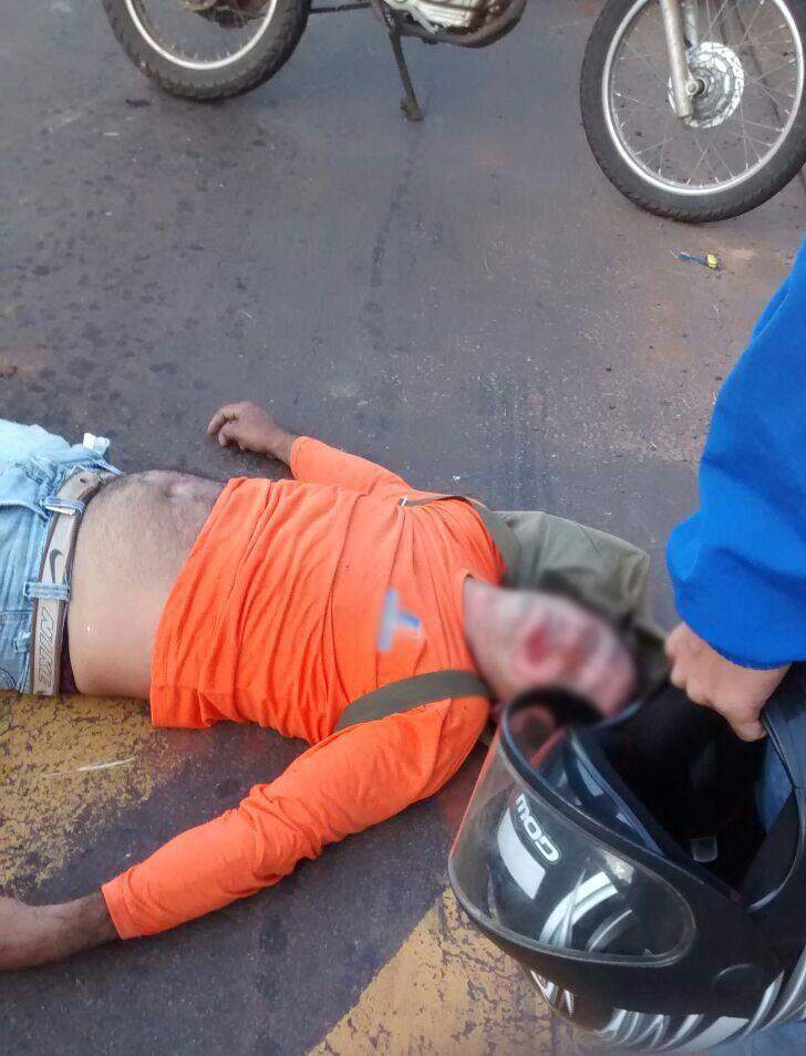 Motociclista fica inconsciente depois de colidir na traseira de caminhão