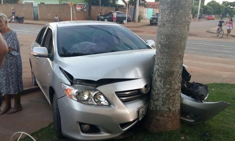 Motorista colide carro em árvore e foge abandonando amigo ferido