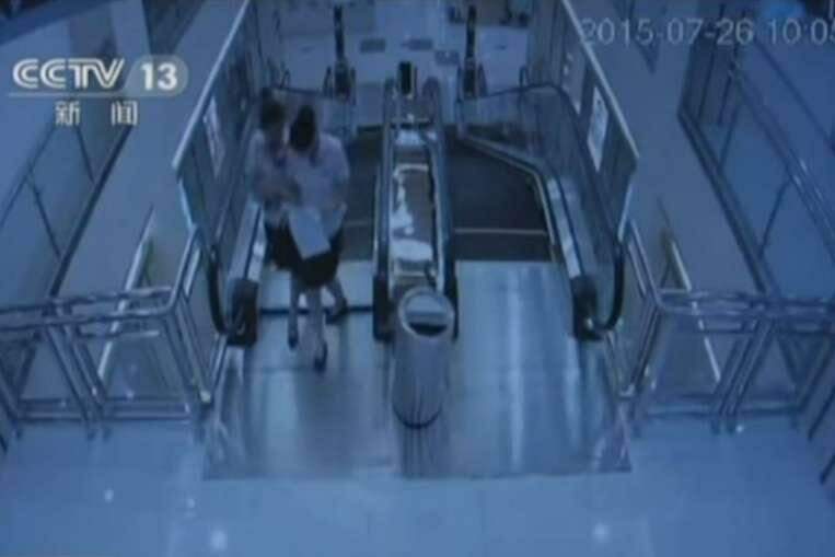 Novo vídeo mostra defeito em escada rolante minutos antes de morte de mulher