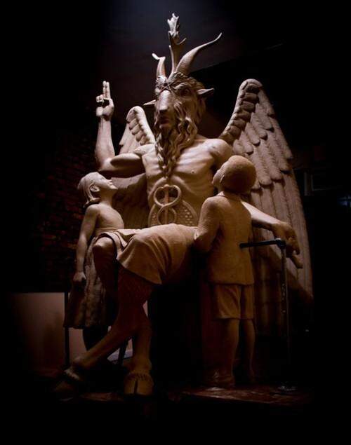 Polêmica estátua de Satã é inaugurada nos EUA