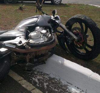 Motociclista morre depois de bater em poste em avenida da Capital