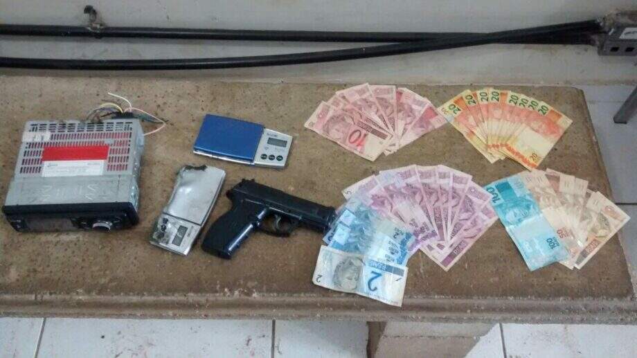 Operação contra organização criminosa flagra três pessoas e apreende drogas e dinheiro