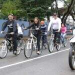 Mesmo com chuva, professores realizam pedalada no Centro da Capital