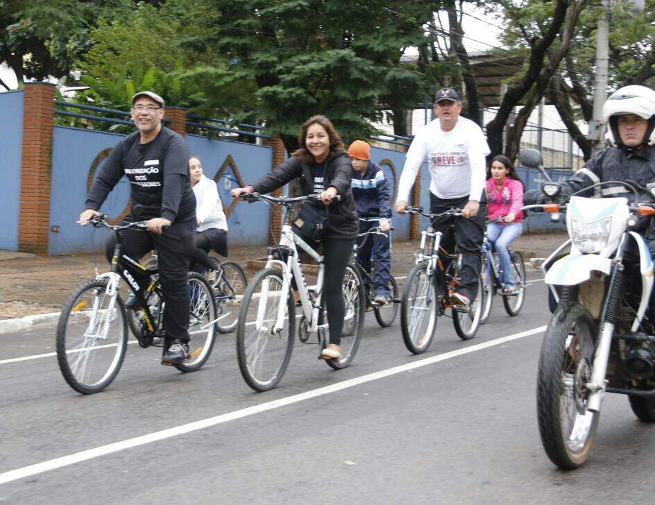 Mesmo com chuva, professores realizam pedalada no Centro da Capital