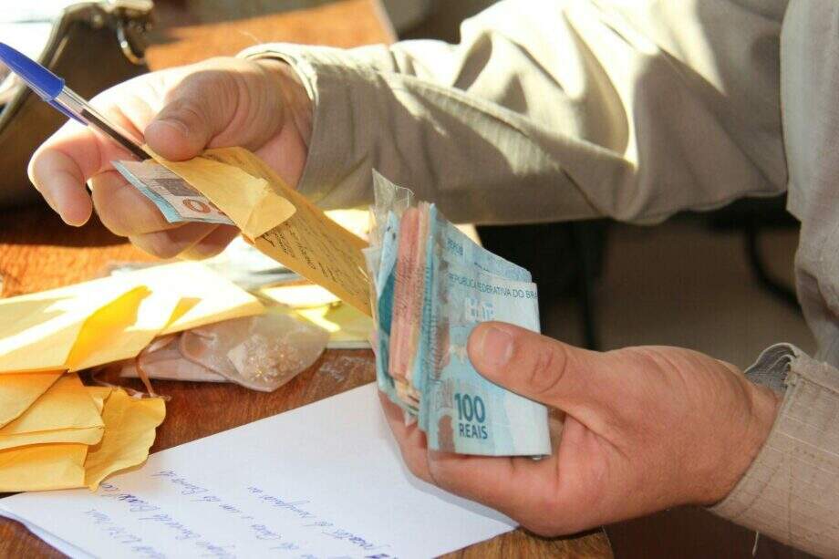 Bombeiro encontra bolsa com dinheiro, cheques assinados e semijoias