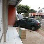 Motorista fica sem freio e colide carro contra muro de galeria na Avenida Salgado Filho