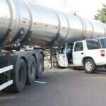 Motorista bate caminhonete em carreta carregada com 60 mil litros de óleo