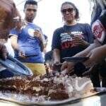 Com movimento esvaziado, professores ‘comemoram’ 64 dias de greve com bolo