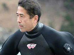 Quatro anos após tsunami, japoneses ainda mergulham em busca de sinais de parentes