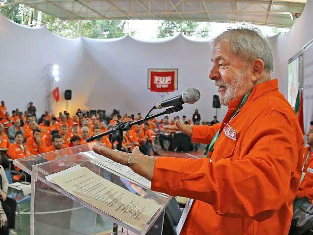Dilma tem que ‘encostar a cabeça no ombro do povo’, diz Lula