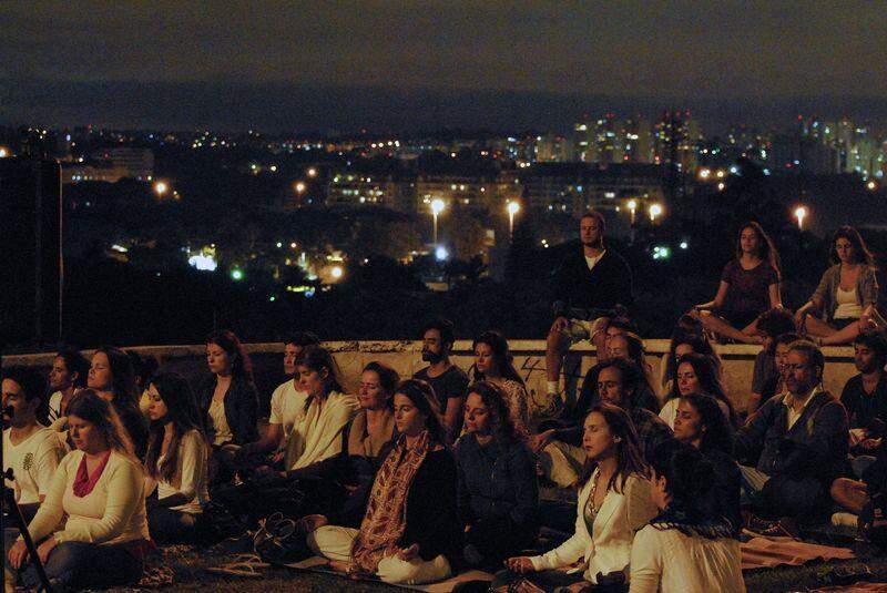 Sob a influência da Lua Cheia, grupo se reúne para meditação coletiva no Parque