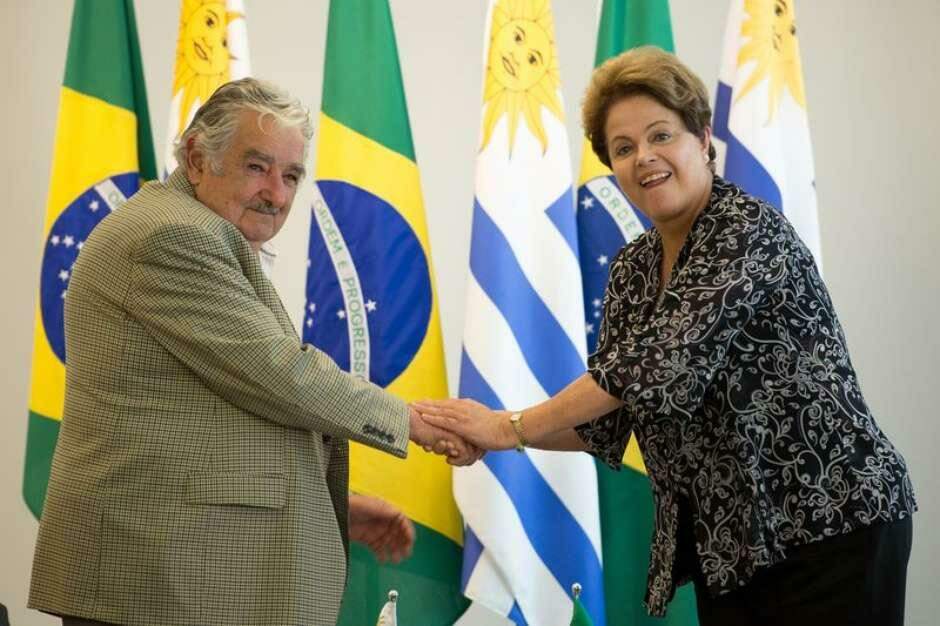 Mujica acusa direita no Brasil de querer criminalizar Dilma
