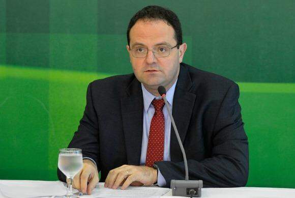 Ministro apresenta proposta de revisão da meta fiscal a Eduardo Cunha