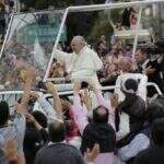 Papa é recebido por milhares de fiéis na chegada ao Equador
