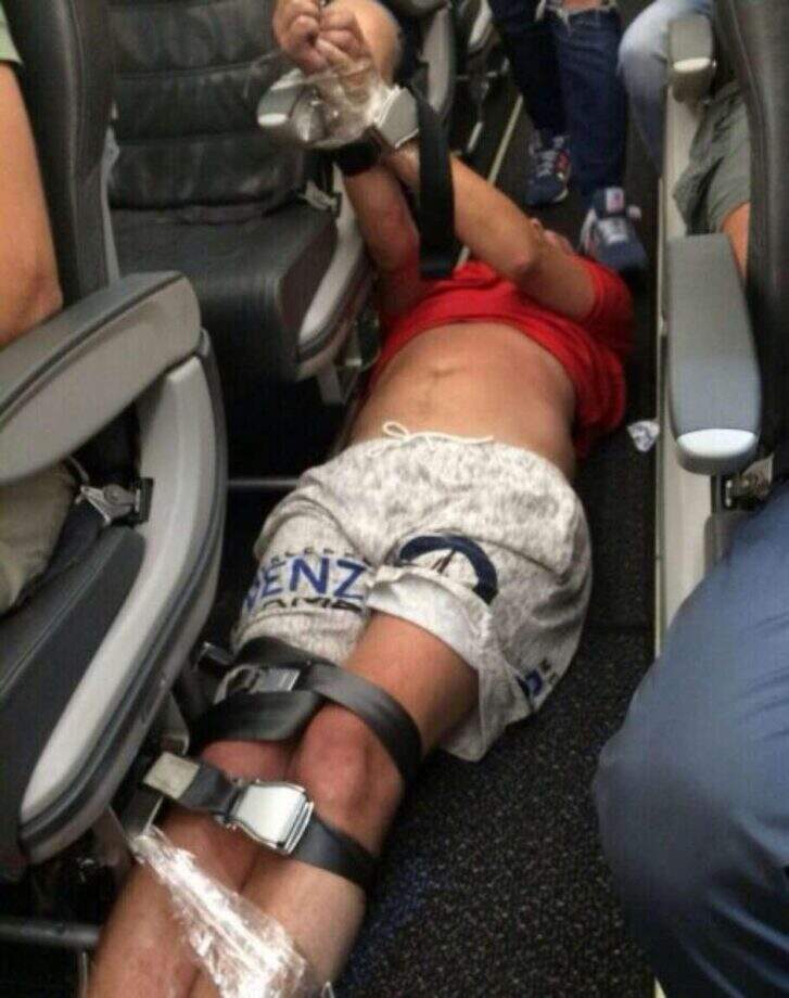 Passageiro bêbado é amarrado durante voo em Hong Kong