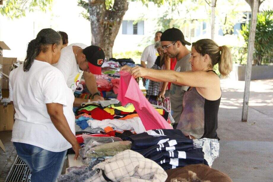 Bazar para arrecadar fundos para ONG tem roupas, brinquedos e perfumes