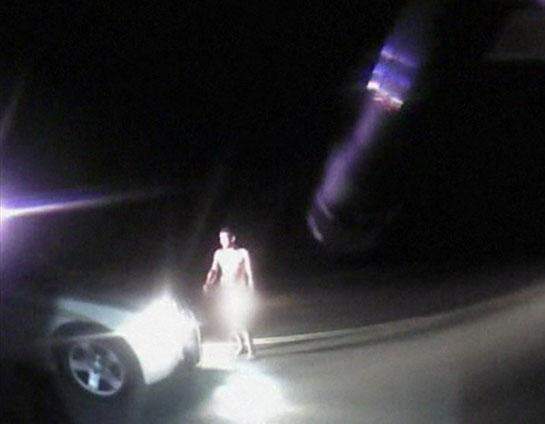 Homem nu e ‘alterado’ rouba carro de polícia nos EUA