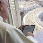 Papa usa tablet para se inscrever na Jornada da Juventude