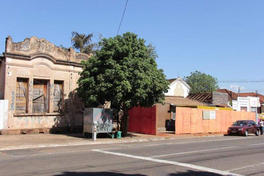 Prefeitura autoriza demolição no Centro, mas quer vizinho ‘histórico’ intacto