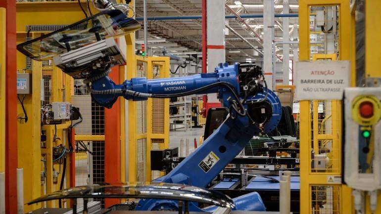 Robô mata trabalhador dentro de fábrica da Volkswagen