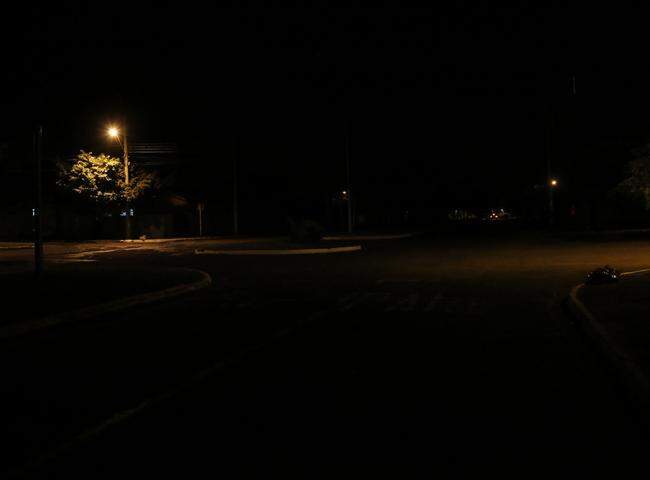 Depois de 14 dias no escuro, rua de bairro volta a ter iluminação