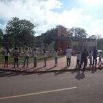 Após ato de vandalismo, alunos “abraçam” Praça do Sesi de Corumbá