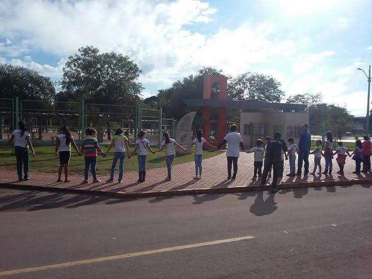 Após ato de vandalismo, alunos “abraçam” Praça do Sesi de Corumbá