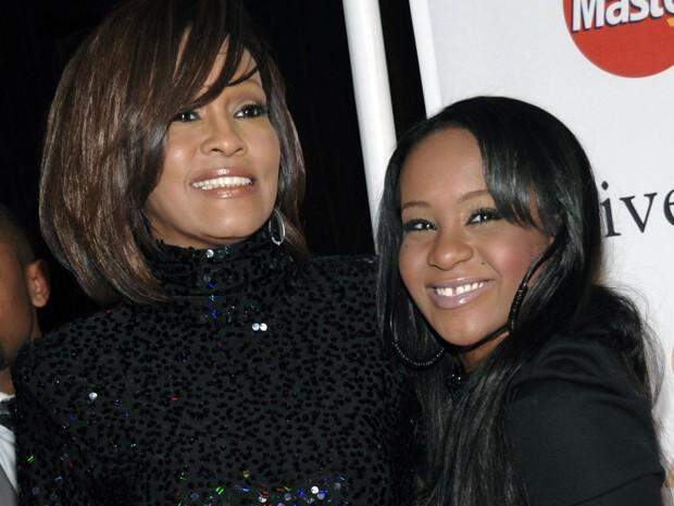 Filha de Whitney Houston morre após vários meses em coma