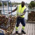 Milhares de ‘cadeados do amor’ são retirados de ponte de Paris