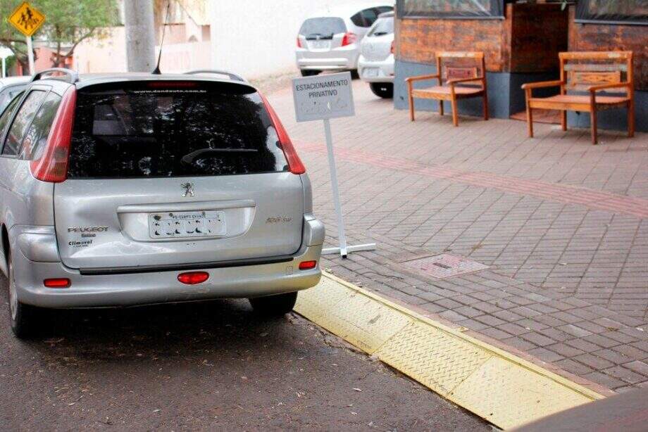 FLAGRA: comerciante ignora via rebaixada e cria ‘rampa improvisada’ para estacionamento