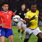 Chile sofre, mas bate Equador na estreia da Copa América