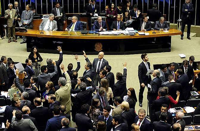 Deputados iniciam votação da PEC que reduz a maioridade penal