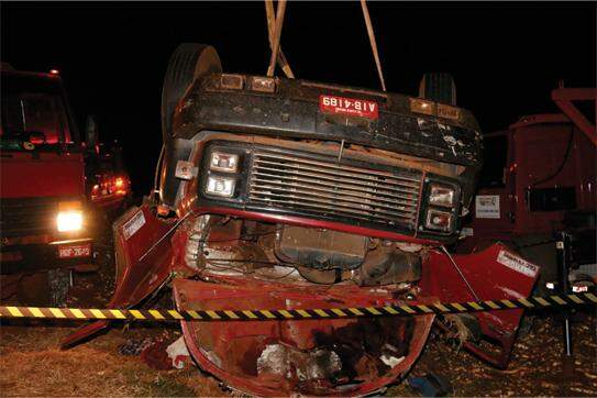 Passageiro morre preso nas ferragens depois de caminhão capotar em rotatória