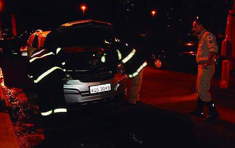 Sem perceber, motorista transita com o carro em chamas em Campo Grande