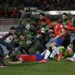 Cavani é expulso, e Chile despacha Uruguai em jogo tenso