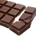 Comer 2 barras de chocolate preto por dia diminui o risco cardíaco e de AVC