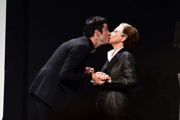 Com ‘beijo gay’, Fernanda Montenegro e Mateus Solano roubam a cena em premiação