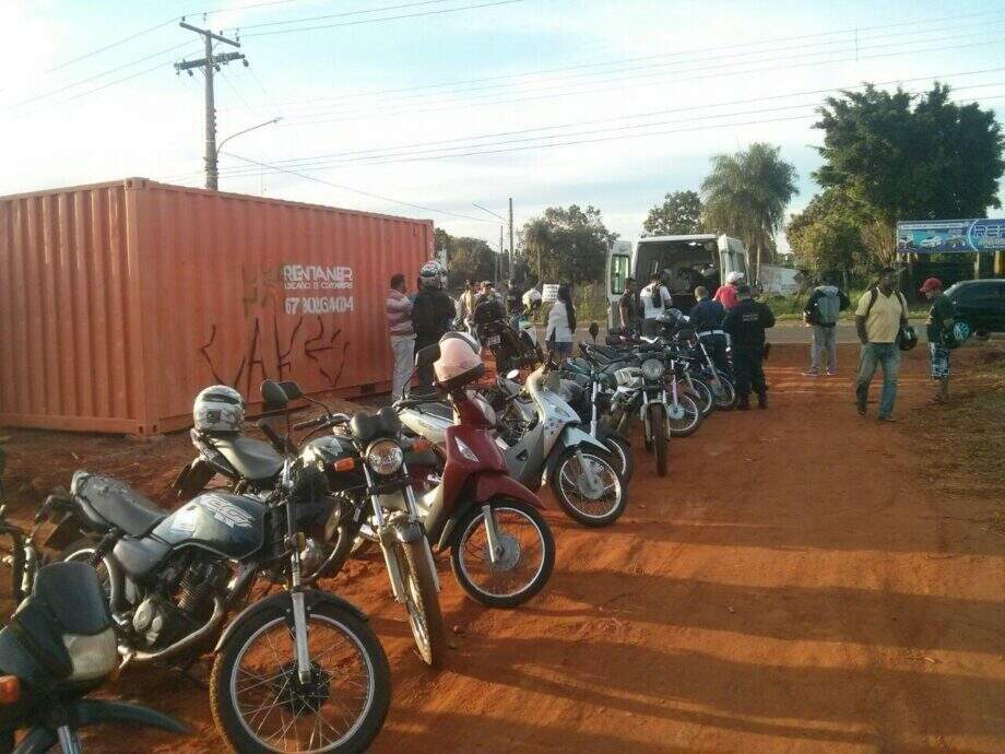 Blitz na entrada das Moreninhas apreende 15 motos e um veículo