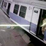 Imagens mostram momento em que trem bate em plataforma na Índia
