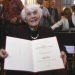 Após ter tese recusada por nazistas, judia de 102 anos é aprovada em doutorado