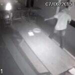 VÍDEO: ladrão tenta furtar televisão e esquece casaco em salão de festas