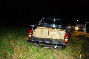 Hilux é apreendida com 900 kg de maconha após motorista tentar furar bloqueio