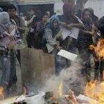 México: familiares de estudantes desaparecidos queimam urnas