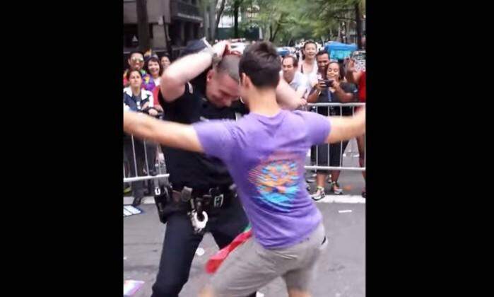 Policial se junta a ativistas na parada gay de NY e faz dança sensual com um homem